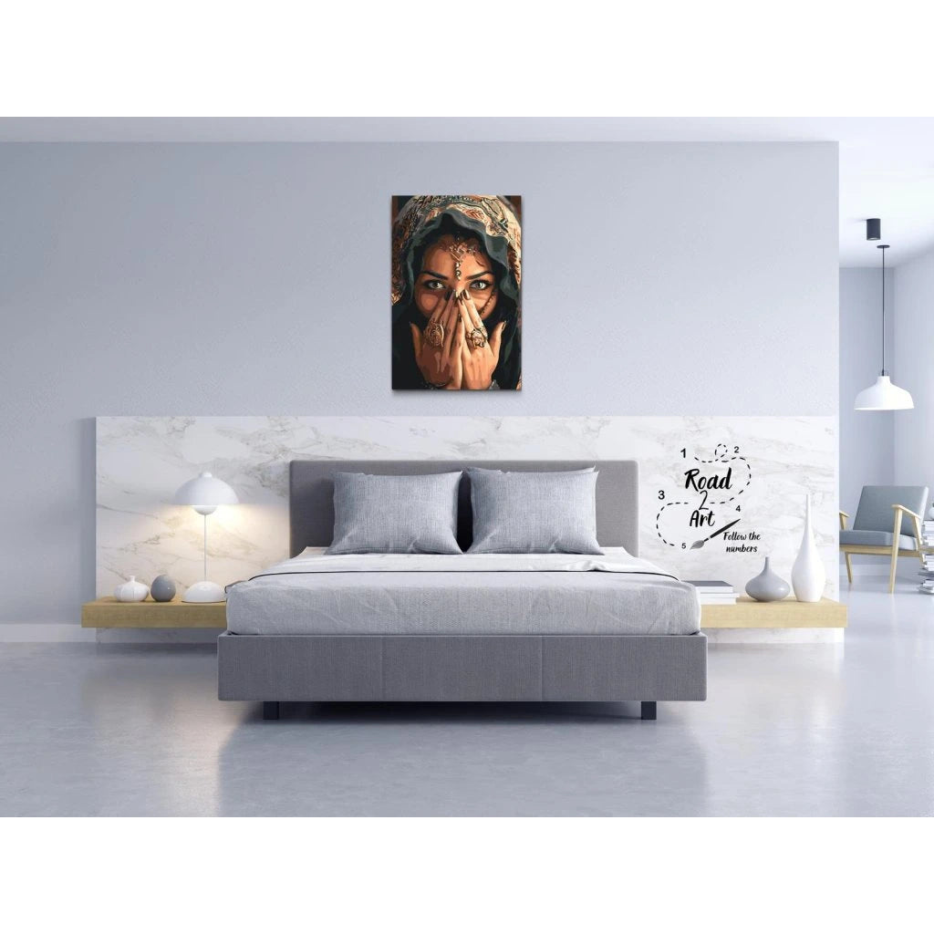 målning med djupa ögon och orientaliska detaljer att måla själv