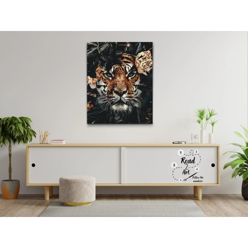 måla en tiger i naturen med detaljerade blommor