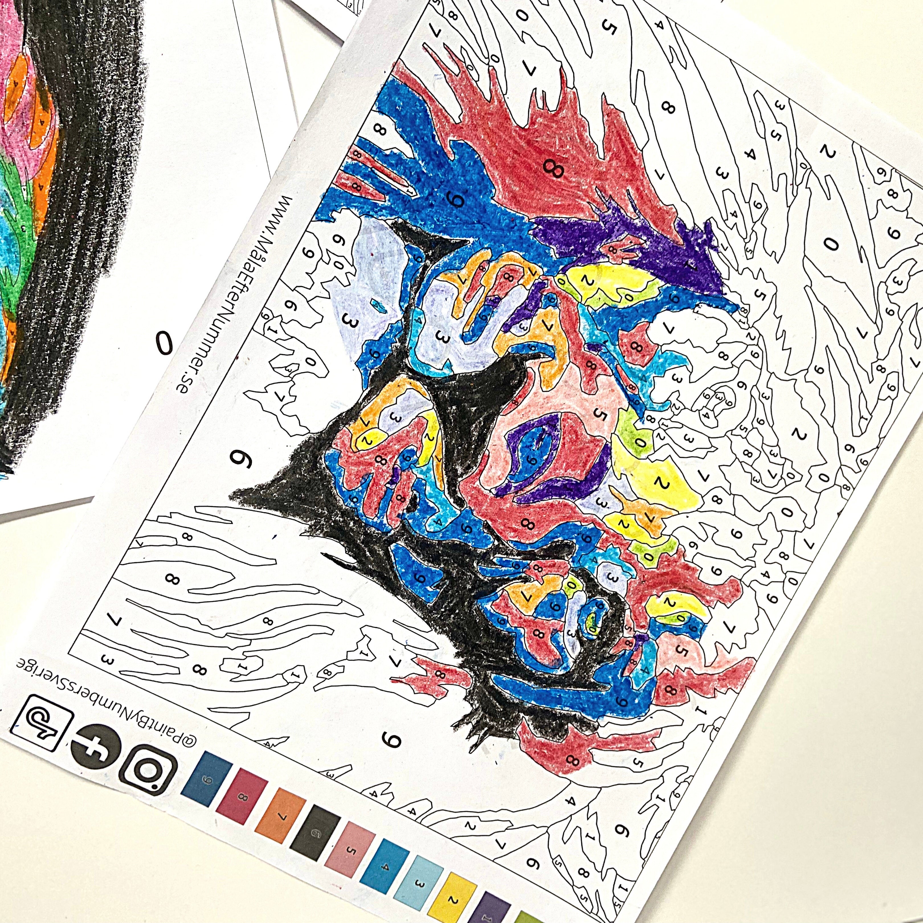 Person som färglägger ett gratis lejonmotiv från måla efter nummer med tuschpennor från PaintByNumbers.se