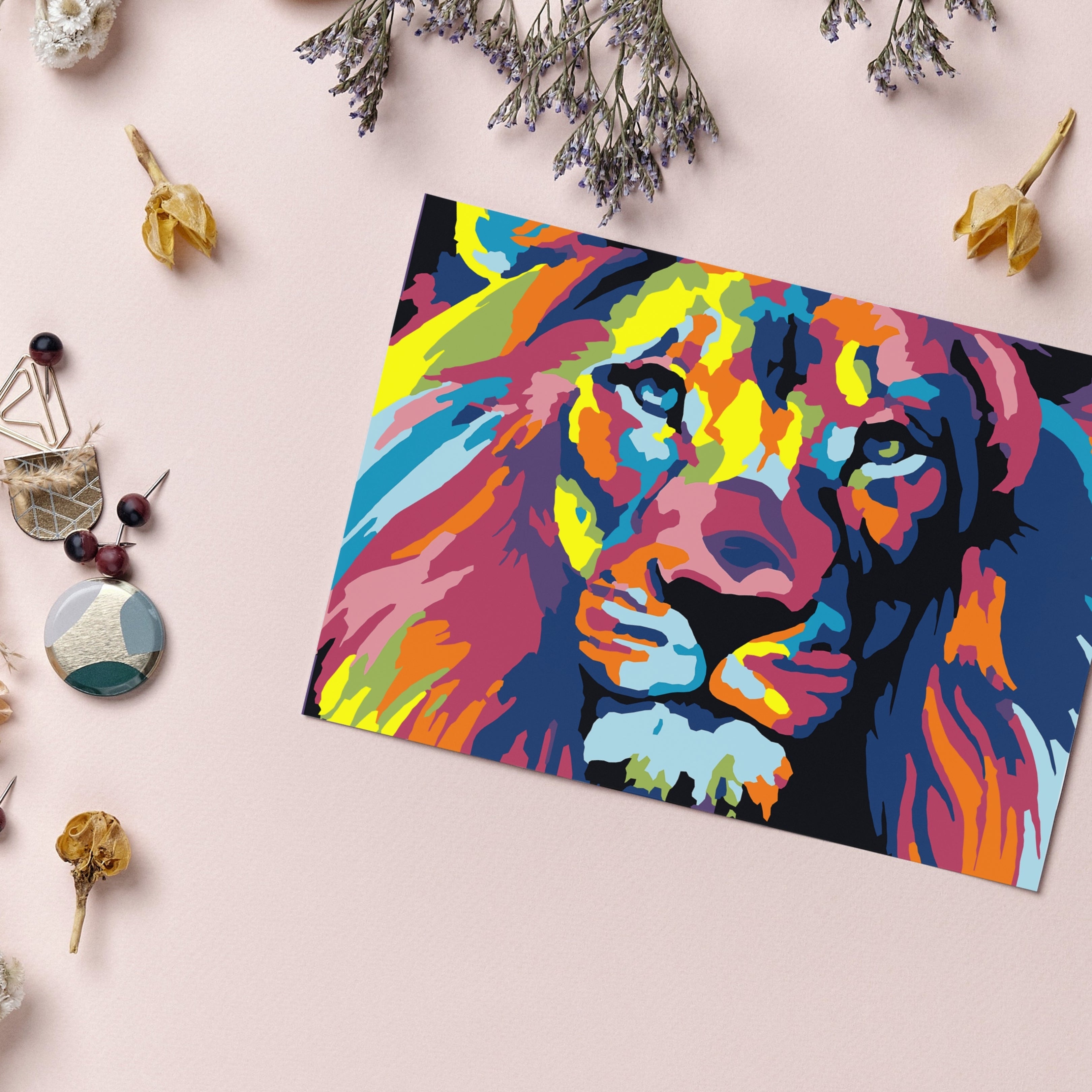 Närbild av ett utskrivet lejonmotiv från måla efter nummer som färgläggs med tuschpenna