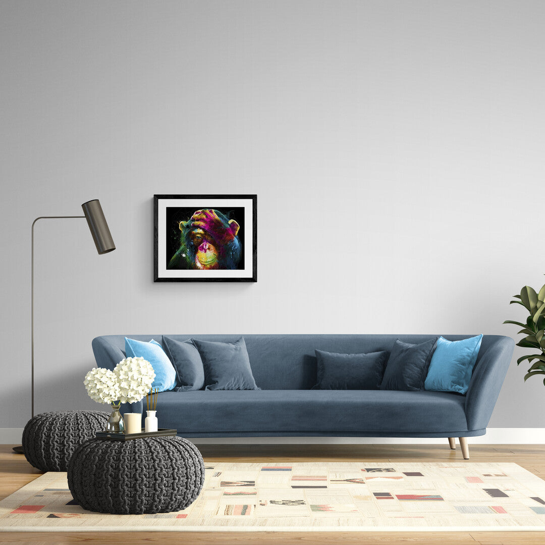 apa med hörlurar och djupa tankar