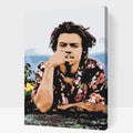 Paint by Numbers med Harry Styles i blommig skjorta vid natur