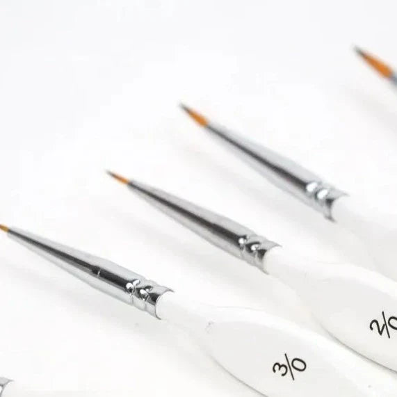 Tunna detaljpenslar i olika storlekar för målning efter nummer


