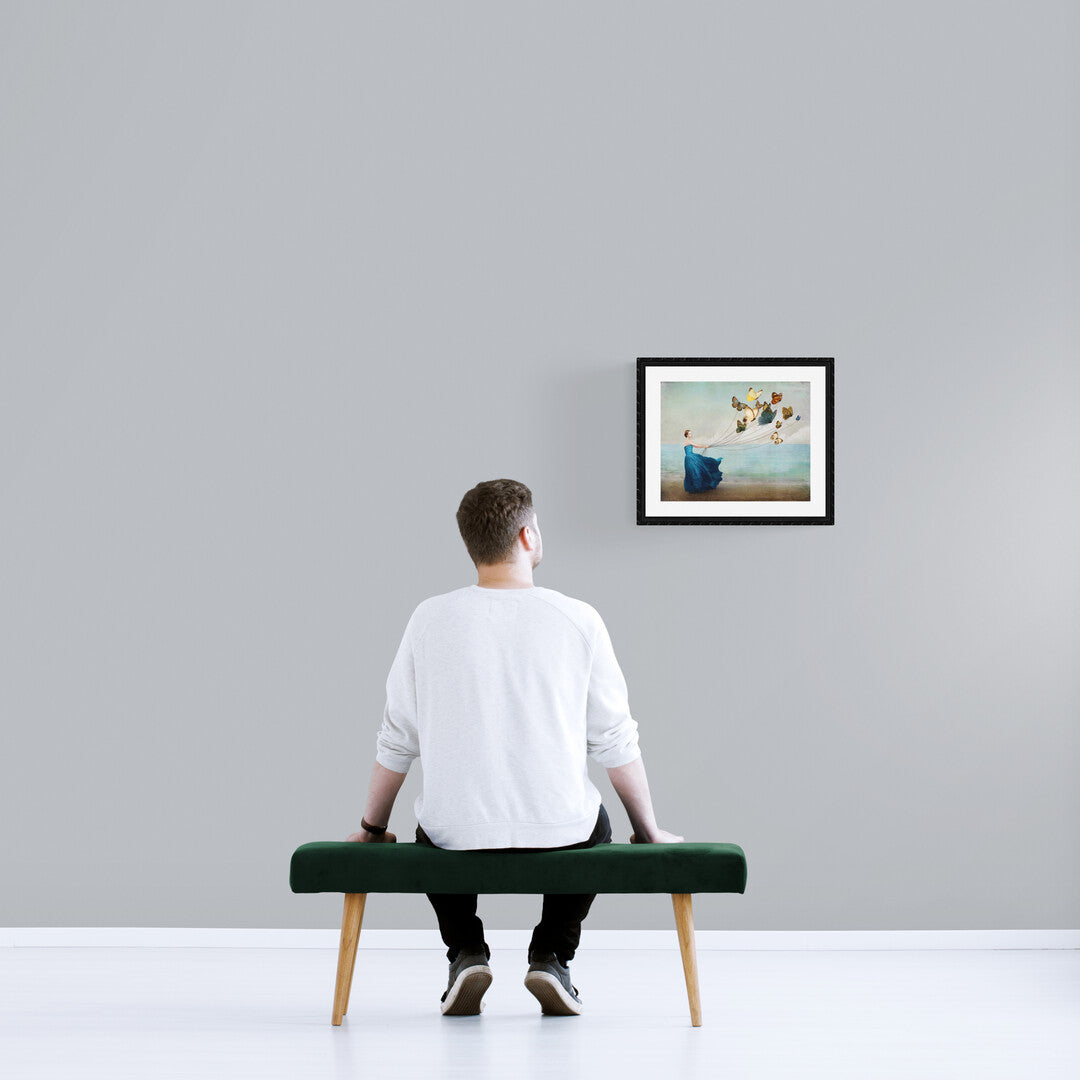 kvinna med fjärilar vid havet målning

